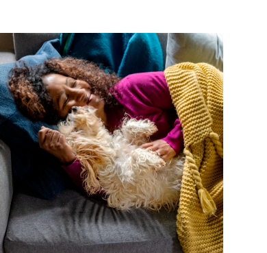 Родител на домашен любимец, сгушен с домашно куче