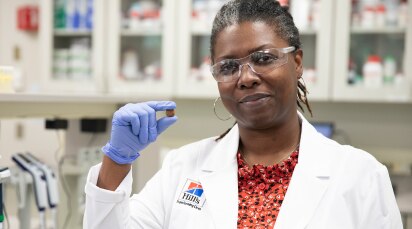 Hill's Pet служител държи гранула