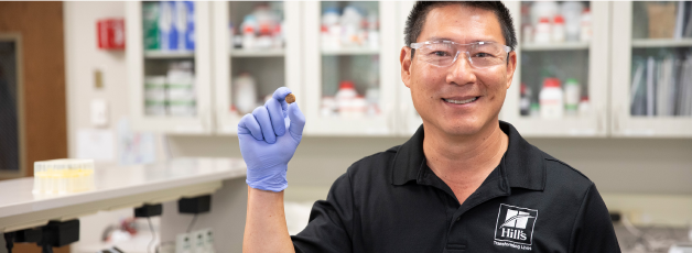 Hill's Pet служител държи гранула